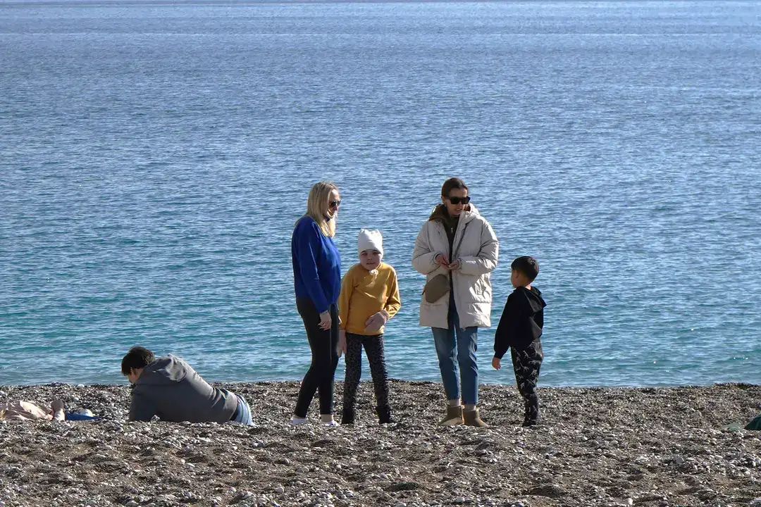 Konyaaltı Sahili’nde Güneşlenip Denize Girdiler 4